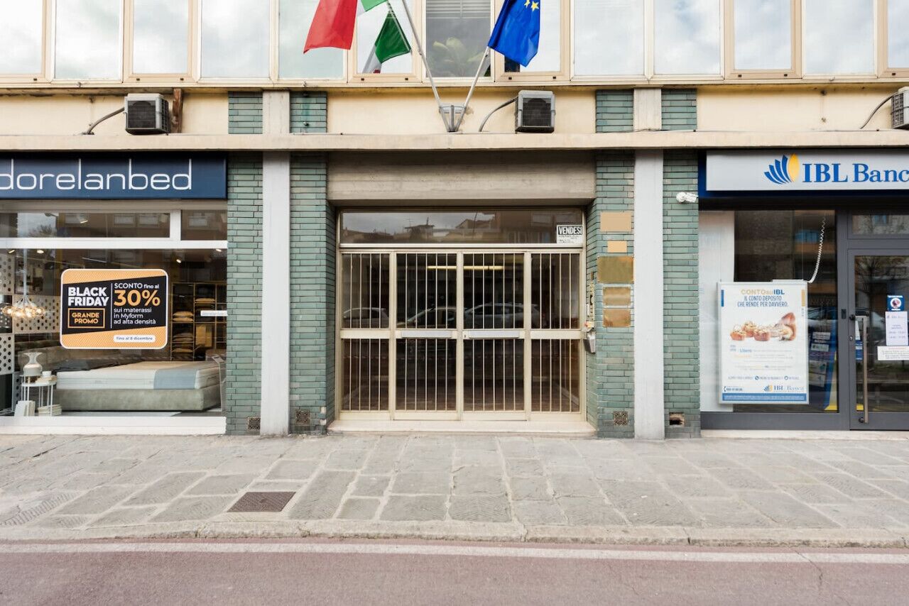 A storefront with a sign for 'dorelabanbed' and 'IBL Bank' across the street.