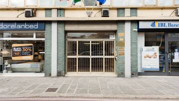 A storefront with a sign for 'dorelabanbed' and 'IBL Bank' across the street.