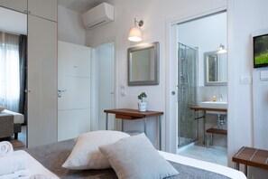 2 slaapkamers, een bureau, een strijkplank/strijkijzer, reisbedje