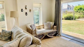 Smart-tv, pejs, dvd-afspiller, bøger