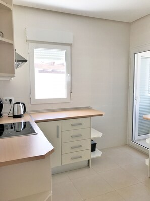 Kjøleskap, mikrobølgeovn, ovn og oppvaskmaskin