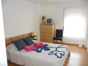 3 chambres, fer et planche à repasser, Wi-Fi, draps fournis