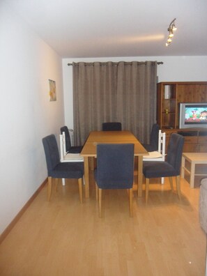 Dining - Chez Nônô - 4 bedroom, 2 toilet, in the city (Ponta Delgada)