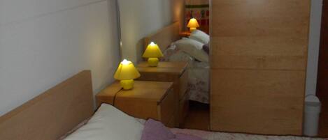 3 عدّة غرف نوم ومكواة/لوح كي وواي فاي وملاءات أسرّة