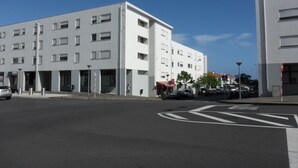 A modern building with multiple floors and a flat facade. - Chez Nônô - 4 bedroom, 2 toilet, in the city (Ponta Delgada)