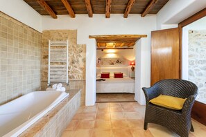 6 bedrooms, in-room safe, iron/ironing board, travel crib