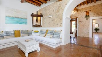 Televisie, een open haard, een dvd-speler en een stereo