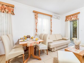 Dining - Lovely apartment for 4 guests with pool, WIFI, A/C, TV and terrace (Senj)