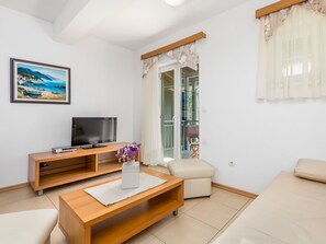 Free WiFi - Cosy apartment for 4 people with A/C, WIFI, pool, TV and patio (Senj)