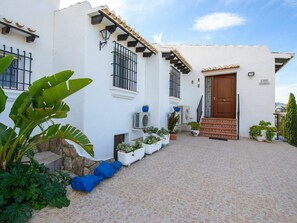 Exterior - Beautiful private villa with WIFI, private pool, A/C, TV, terrace, pets allowed and panoramic view (Pego)