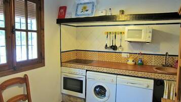 Een magnetron, een vaatwasser, een koffiezetapparaat/waterkoker