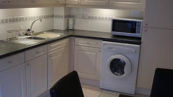 Jääkaappi, mikroaaltouuni, uuni, liesi