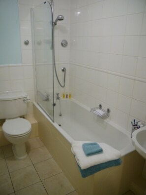 Duschwanne, Haartrockner, Handtücher, Toilettenpapier