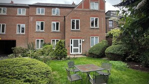 Outdoor dining - York city centre apartment, North Yorkshire, England (York)