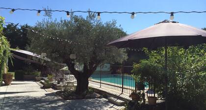Charming country house between Luberon, Alpilles and Ventoux, secure swimming pool, garden