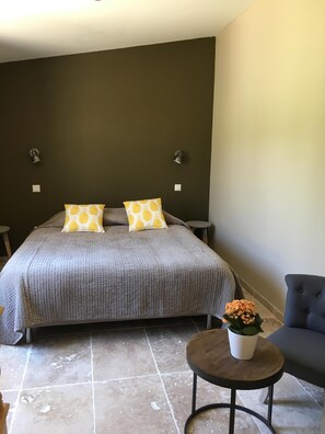 8 bedrooms, iron/ironing board, travel crib, free WiFi - Charming country house between Luberon, Alpilles and Ventoux, secure swimming pool, garden (Cavaillon)