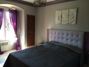 8 habitaciones, tabla de planchar con plancha y cuna de viaje