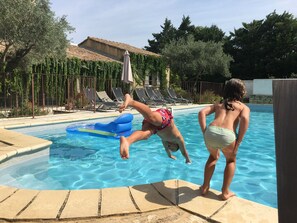 Outdoor pool - Charming country house between Luberon, Alpilles and Ventoux, secure swimming pool, garden (Cavaillon)