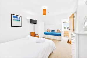 3 habitaciones, escritorio y tabla de planchar con plancha 
