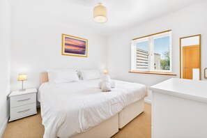 3 makuuhuonetta, työpöytä, silitysrauta/-lauta, vauvan matkasänky