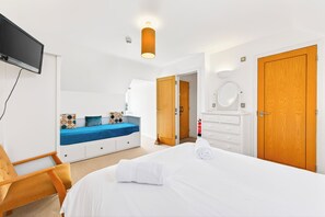 3 bedrooms, desk, iron/ironing board, travel crib