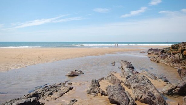 A beach with rocky terrain and calm waters. - Modern well equipped townhouse, 3 min walk from Crooklets Beach, Bude (Bude)
