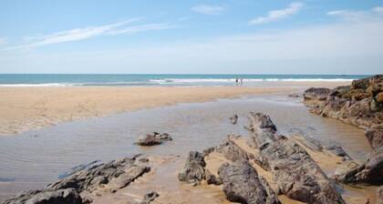 Modern well equipped townhouse, 2 min walk from Crooklets Beach