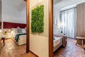 3 kamar tidur, seprai premium, meja kerja, dan ruang kerja ramah laptop