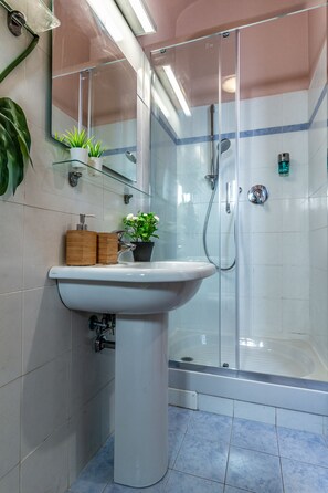 Shower, rainfall showerhead, hair dryer, bidet - Wine Apartments Florence Ansonica (Florence)