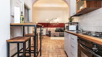 Full-sized fridge, microwave, oven, stovetop