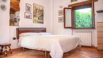 1 bedroom, desk, iron/ironing board, WiFi