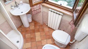 Doccia, set di cortesia gratuito, asciugacapelli, bidet