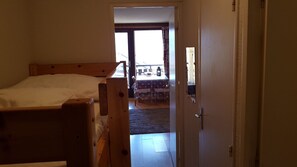 1 habitación y tabla de planchar con plancha 