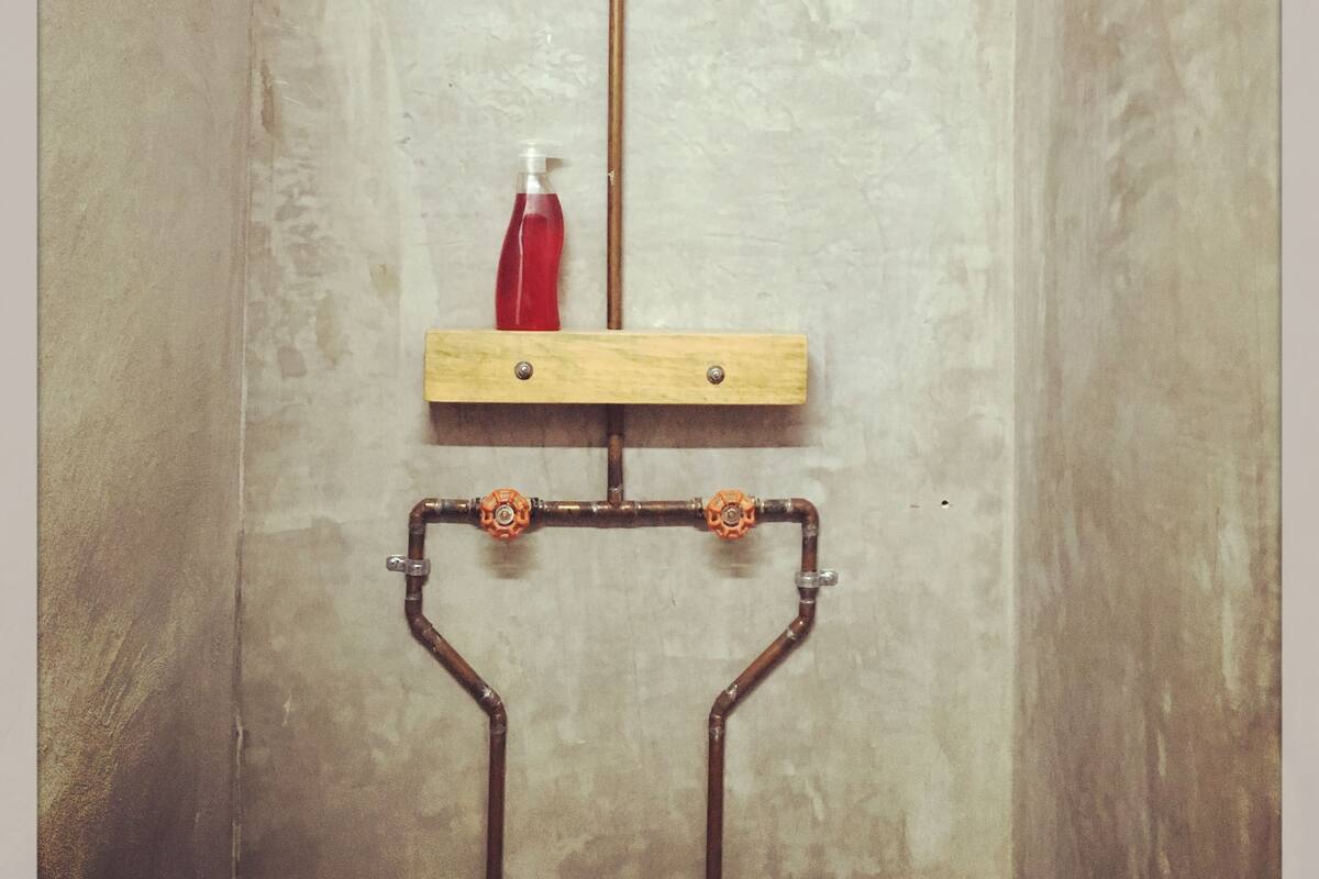 Shower, rainfall showerhead, free toiletries, hair dryer