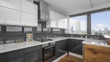 Coffee/tea maker, fridge, microwave, oven