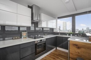Fridge, microwave, oven, stovetop - Incredible 3BR Battersea Flat & Spectacular View (London)