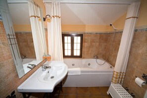 Een douche, een bubbelbad, milieuvriendelijke toiletartikelen