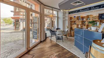 Ein gemütliches Interieur mit einer Kaffeebar, einer Sitzgelegenheit und Blick auf die Straße.