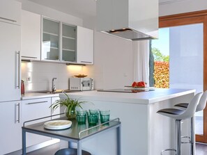 Mikrowelle, Ofen, Geschirrspüler, Hochstuhl