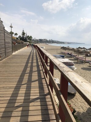 Plage, chaises longues