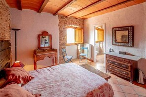 4 bedrooms, travel crib, WiFi, bed sheets - Cottage with pool in Garrigàs (Garrigas)