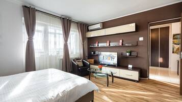 1 slaapkamer, een bureau, een strijkplank/strijkijzer, wifi