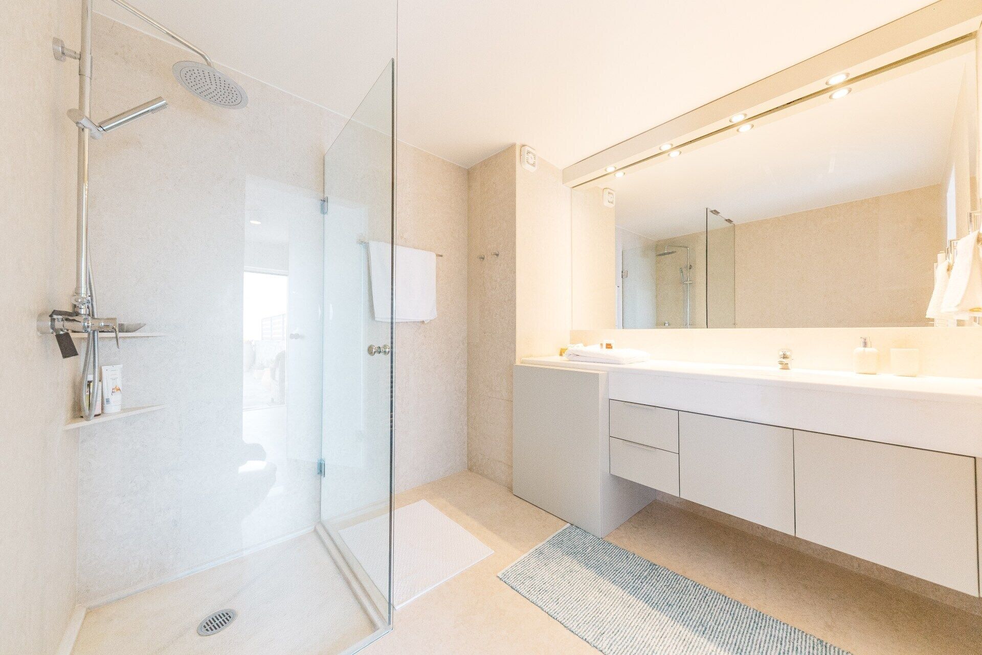 Shower, hair dryer, bathrobes, towels