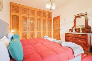 Habitación doble | Edredones de plumas, camas supletorias, wifi gratis y ropa de cama