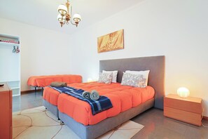 Habitación doble | Edredón, camas extra, wifi gratis y ropa de cama