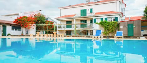 Utendørsbasseng, bassengparasoller og solsenger