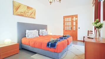 Habitación doble | Edredones de plumas, camas supletorias, wifi gratis y ropa de cama
