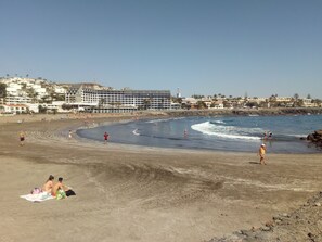 Ubicación a pie de playa, tumbonas y toallas de playa