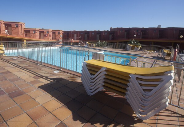 Una piscina al aire libre