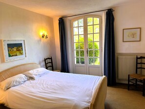 5 soverom, skrivebord, strykejern/-brett og reiseseng for barn